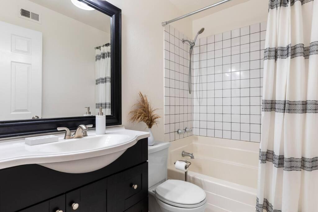 Goode Homes Cozy 4 Bedroom Home With Jacuzzi Santa Clarita Exterior foto