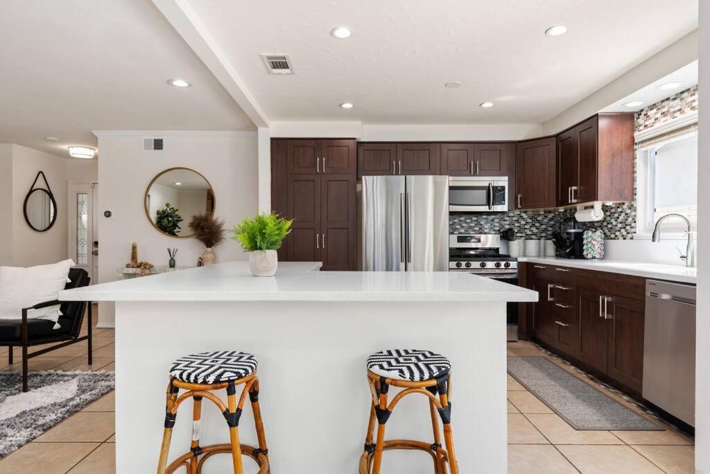 Goode Homes Cozy 4 Bedroom Home With Jacuzzi Santa Clarita Exterior foto