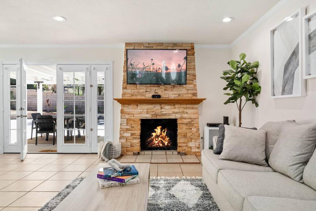 Goode Homes Cozy 4 Bedroom Home With Jacuzzi Santa Clarita Exterior foto