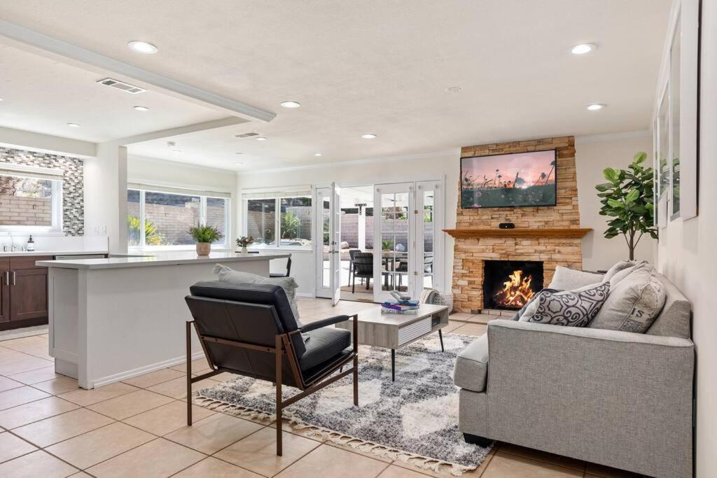 Goode Homes Cozy 4 Bedroom Home With Jacuzzi Santa Clarita Exterior foto